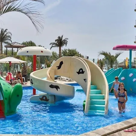 Sunset Bellevue Spa & Pool Beach 아파트